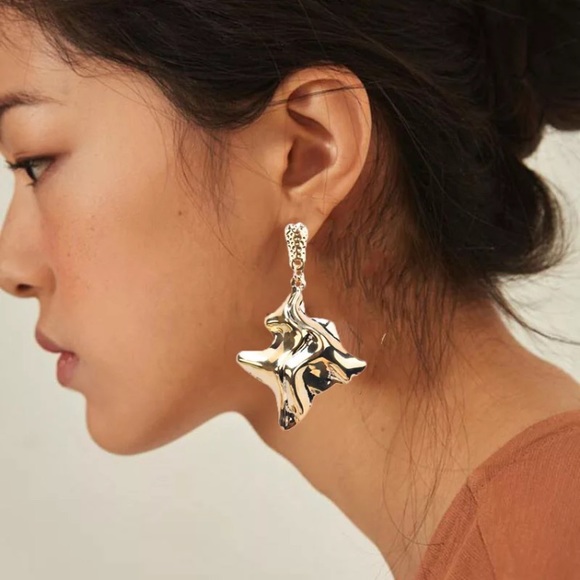 ⭐️ Gold Tone Earrings - Picture 3 of 5